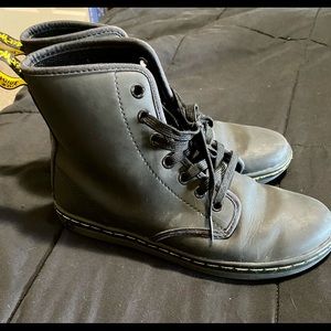 Dr Martens Shoreditch boot in leather.